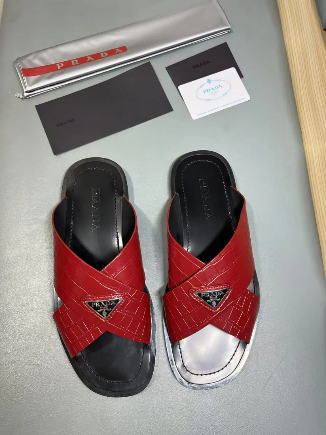 340💰PRADA Prada’s latest slippers are synchronized with the official website. This slipper is made of the brand’s unique and iconic Saffiano leather. The brand logo jumps out from the double straps, and the brand style is clearly visible. Cowhide gives men elegant charm and functional design, making it an ideal choice for vacation and leisure. Size:38-45